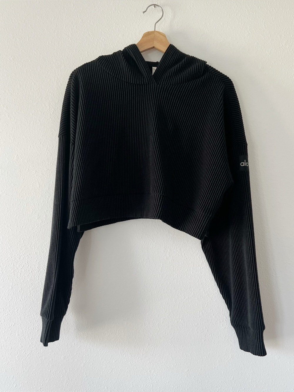 ALO | Muse Cropped Ribbed Hoodie in Black | S - Picture 2 of 4